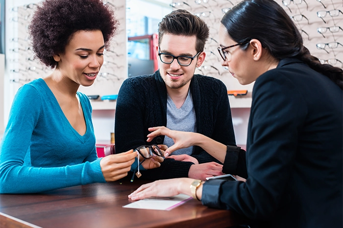 Comment expliquer simplement les options de verres aux clients​