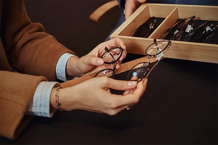 Le rôle de l’opticien dans la prévention de l’usure des verres ​