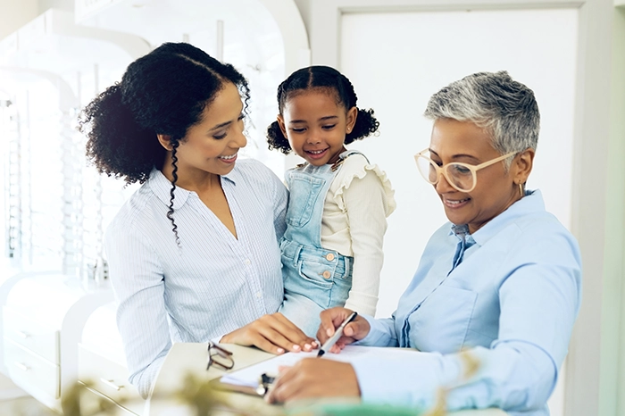 Comment expliquer la correction visuelle aux parents sans jargon ​