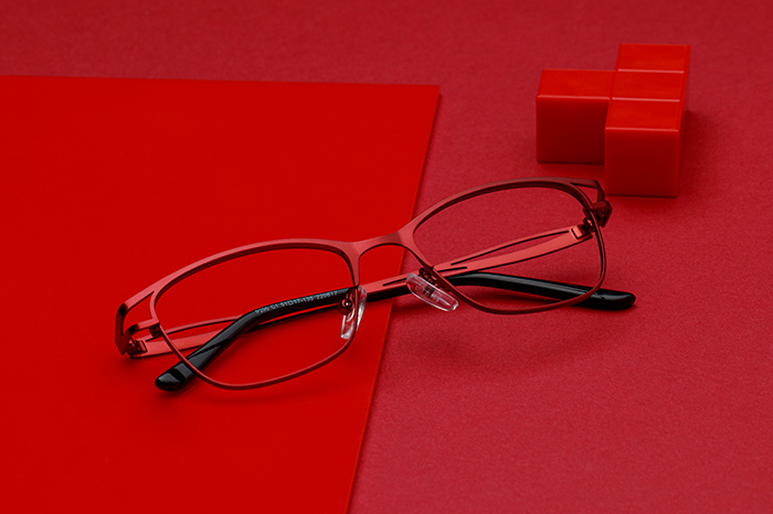 Les montures 1res paires optiques en métal : des couleurs originales
