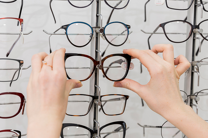 Placer vos montures 1res paires optiques femme à l’entrée du magasin ?​
