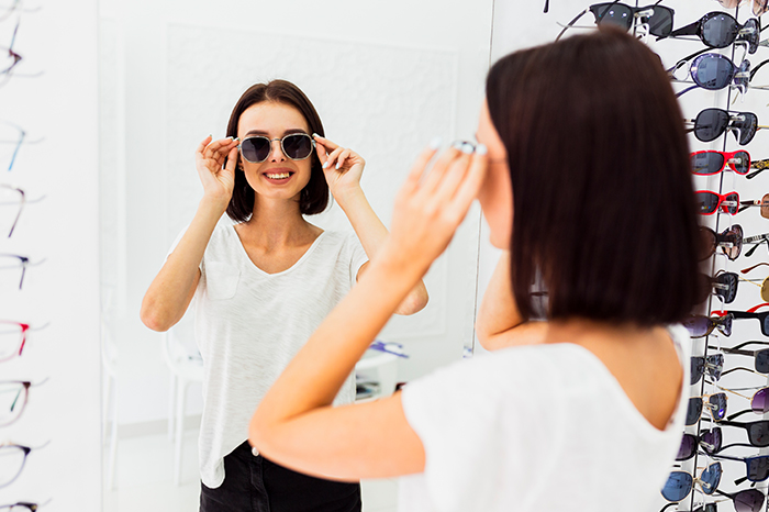 Privilégier la présence d’un miroir pour aider à choisir sa monture de lunettes de vue pour femme​