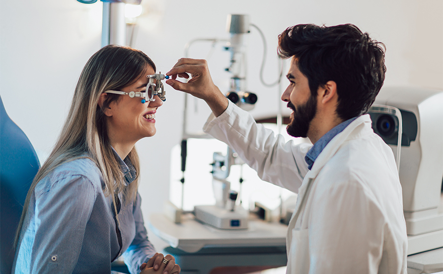 Explorer les différents métiers dans l'industrie optique : un guide pour les opticiens. ​